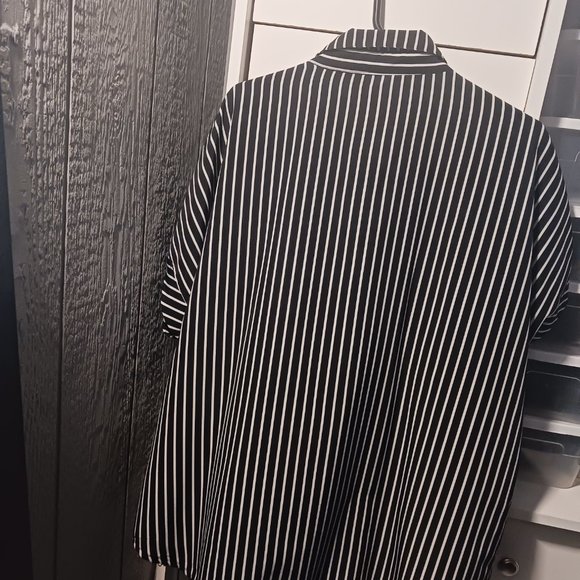 long and loose short sleeved blouse/black & white stripes - Picture 2 of 2